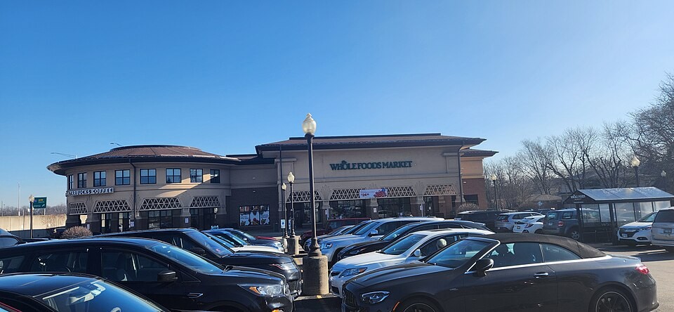 Hinsdale Whole Foods Market exterior in Hinsdale